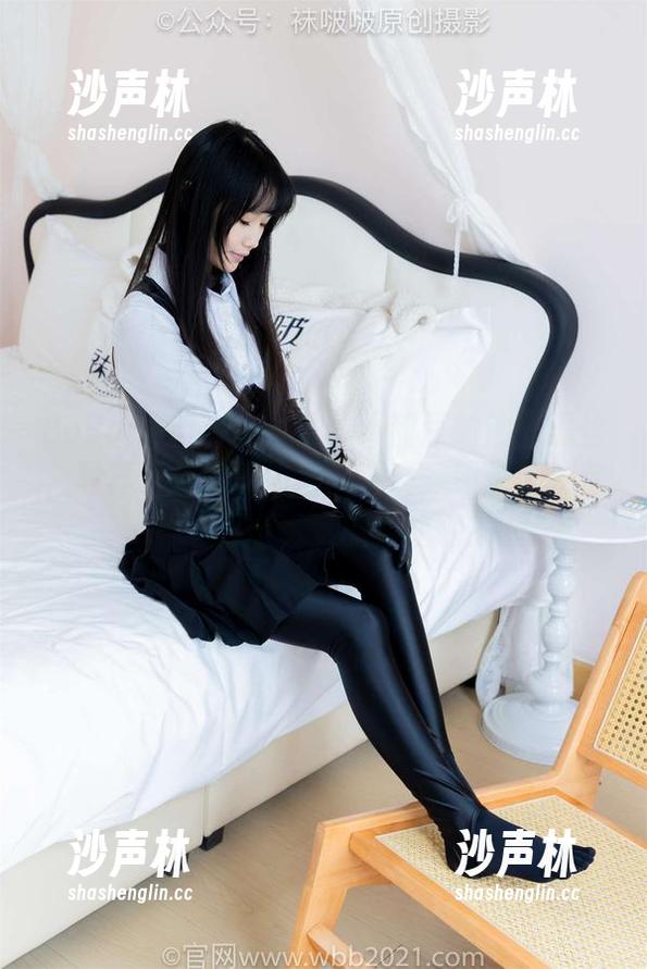 BoBoSocks袜啵啵-小甜豆 BoBoSocks袜啵啵 - 小甜豆的油亮黑丝,写真里是细腻的细节满满,还是让人有种想探个究竟的冲动呢?