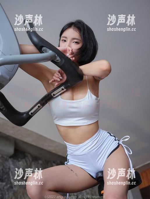 还在苦恼穿什么好？Hyoyeon(김효연)连体衣的写真集会给你无尽灵感！