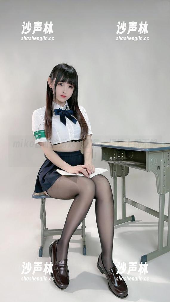 miko酱吖 miko酱吖的游泳池日常:墙壁上都不够地方了!