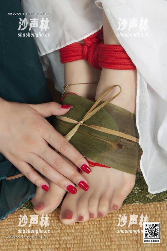 丽柜-文静 丽柜 - 文静的白丝写真集:高清画质,宛如一片清新嫩叶,可惜还少了点点露水。