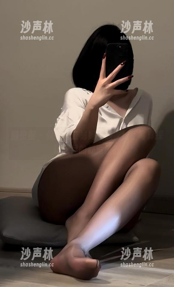 微密圈 - 保守的二舅妈在线，携手写真探讨无尽的舒适感？