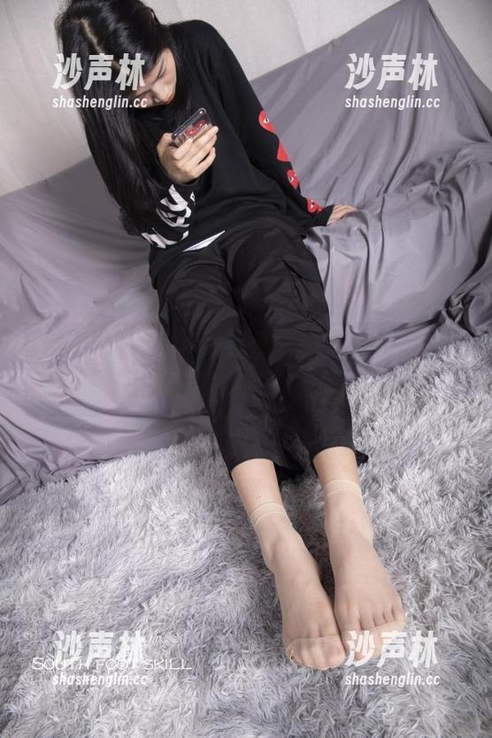 南国足艺-琪梓潼 南国足艺 - 琪梓潼的公司丝袜脚写真,看看会不会让你的办公椅发霉
