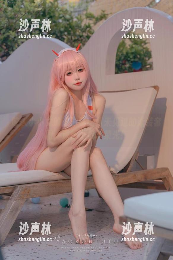 咬人小小兔的游泳课：从未见过的泳装套图，深得小兔子荣光！