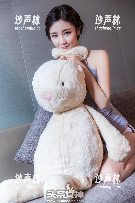 头条女神-娜依灵儿 头条女神 - 图片中的娜依灵儿,短裤如画,随便一角都是撩人的新发现।