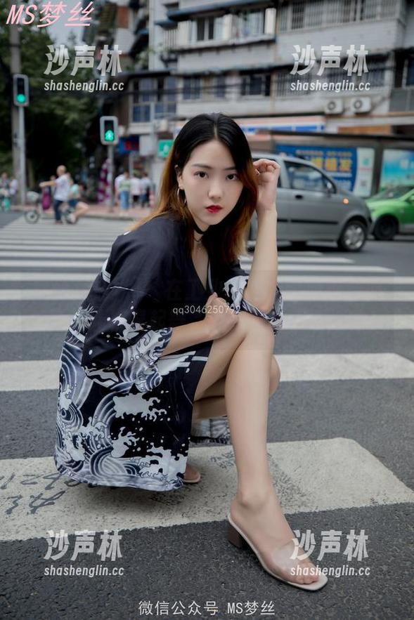 梦丝女神 - 玥玥在工业区摆华丽旗袍造型，图片让机器起舞，更新根本不敢插嘴！