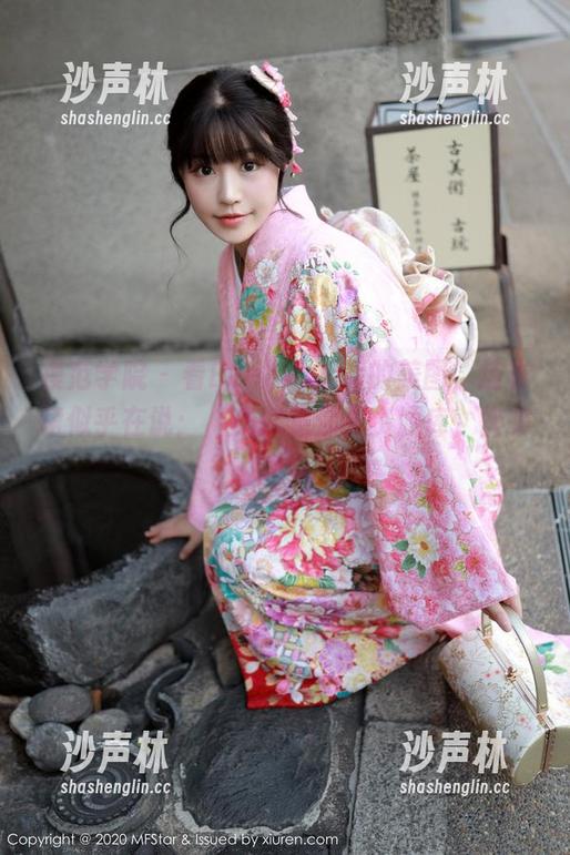 模范学院 - 看Evelyn艾莉的美图，连衣裙似乎在说：“我就是你的资源库，快来翻翻！”