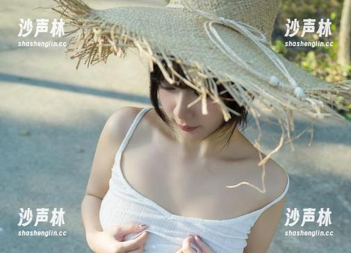 浅安安 浅安安泳装图包精选:捧着冰淇淋,就能优雅面对夏天。