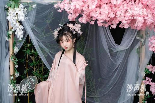 不按常理出牌的修女：爆机少女喵小吉写真合集里的另类美感