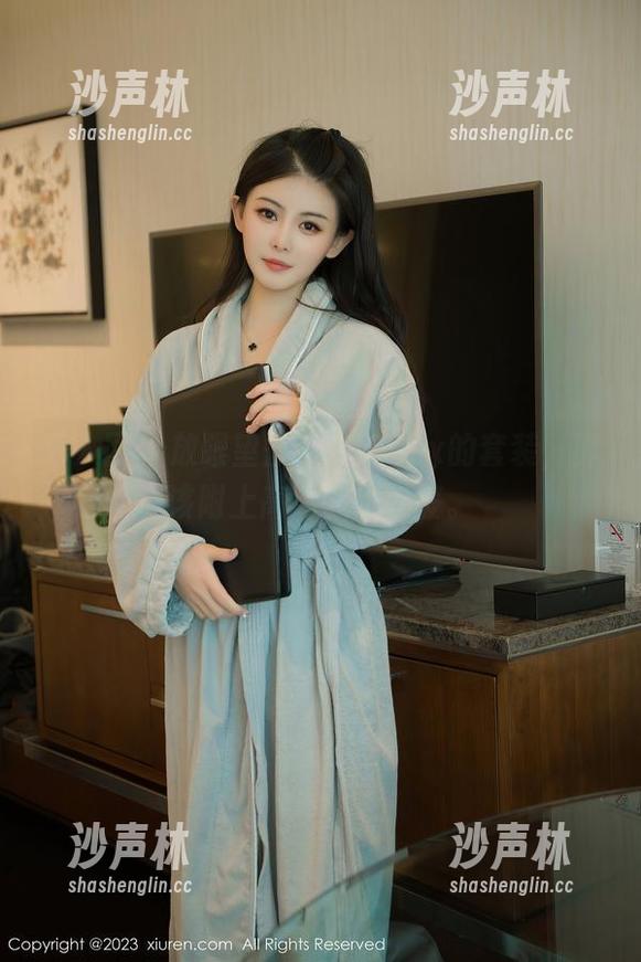 秀人网 - 放眼望去，奈奈Fox的套装，真该附上高清壁纸标签。