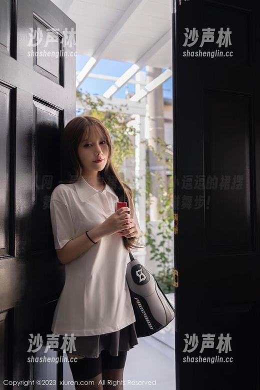 秀人网 - 最新白裙分享：是小逗逗的裙摆舞，风一吹我想跟着碰碰舞步！