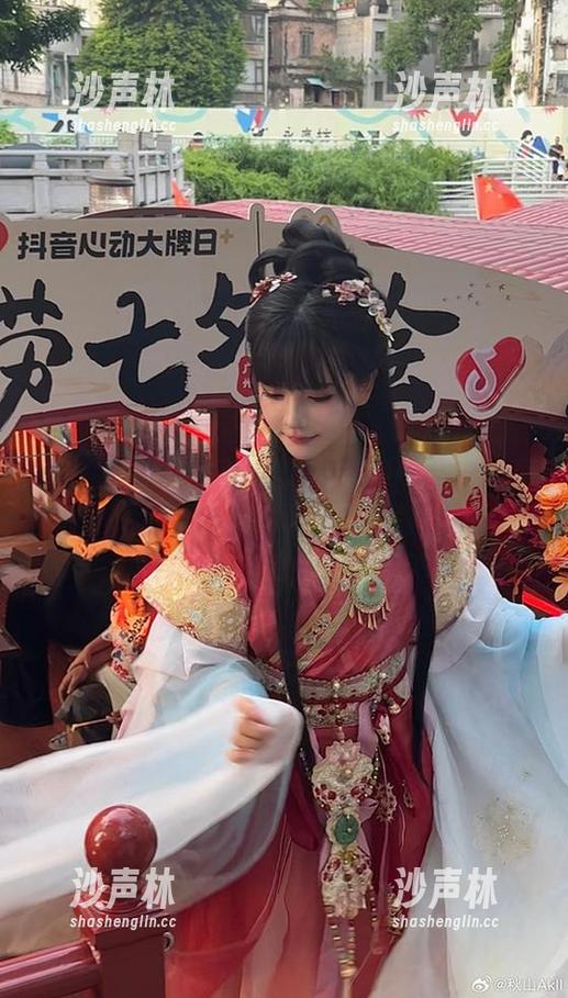 秋山AkI 秋山AkI将学妹的美图展现得淋漓尽致,有点想偷师了呢。