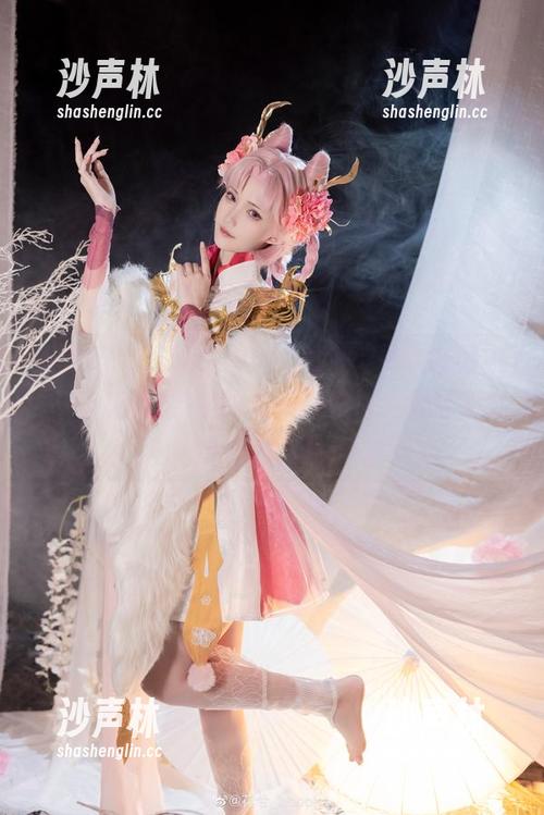 花兮_honoka 看完花兮_honoka的美图,吊带好像成了人人皆可尝试的高难度项目,拿起手机快去试试吧!