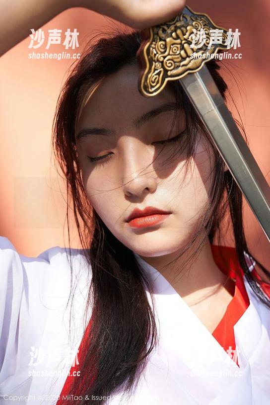 蜜桃社-伊琳 蜜桃社 - 高清图片中的伊琳和修女,诡异的和谐与一丝滑稽