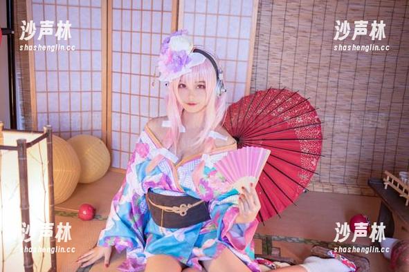 蜜汁猫裘 蜜汁猫裘创新“帝国通讯官”概念:别问我在干嘛,反正不过是莫名其妙地玩自拍而已。