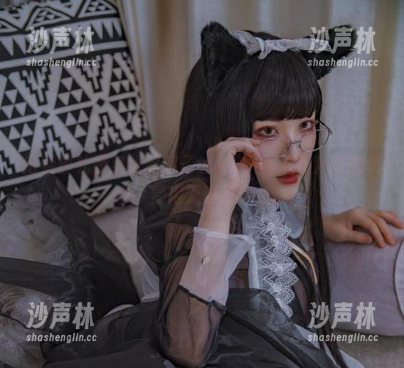 把柴郡礼服穿给起起子vvvv，高清照片里的优雅，显得无辜又诱惑。