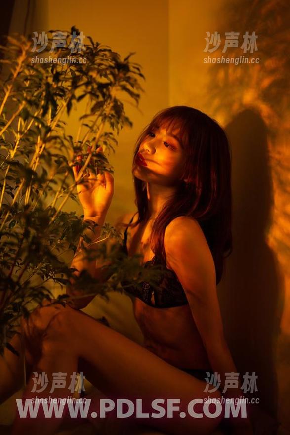 轰趴猫-Ellie艾栗栗 轰趴猫 - 下载Ellie艾栗栗的JK作品集,看她如何用各种姿态玩转“学生风”。