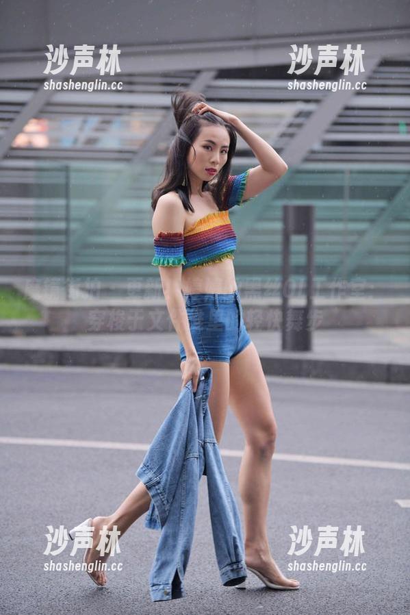 魔镜街拍-婷婷 魔镜街拍 - 更新!婷婷的黑丝OL工作室:穿梭于文件堆里的轻快舞步