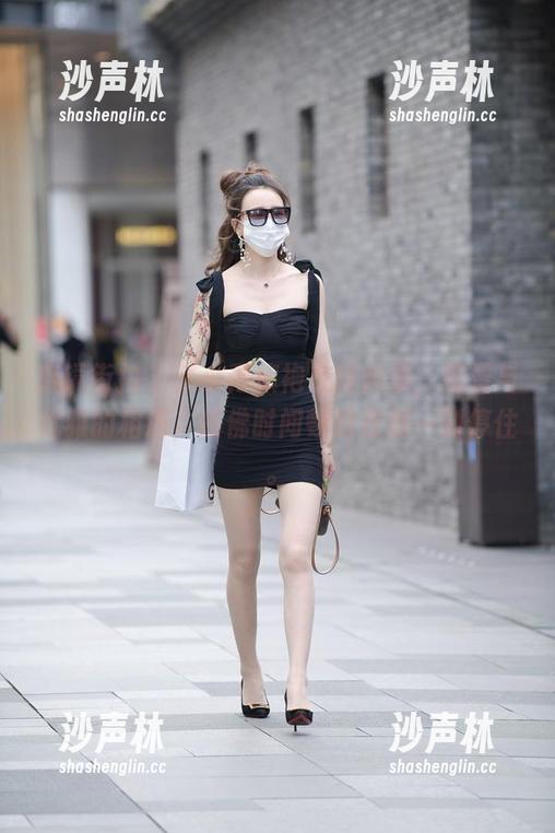 魔镜街拍 - 艾小青旗袍在线合集，街景与优雅的相遇，仿佛时间顿时在那一刻停住。
