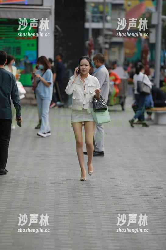 魔镜街拍 - 没想到萌宝儿的写真集会在商业广场来一场哈哈镜秀，包臀裙加肉丝，下载很快就到！