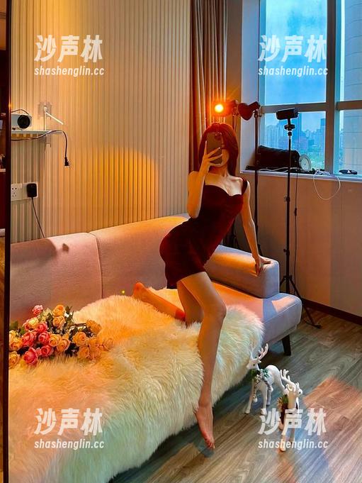 微密圈 - 黑夜更显星辰，黎允熙在绿色漏背裙中的高清原图让人想立马冲去现场！
