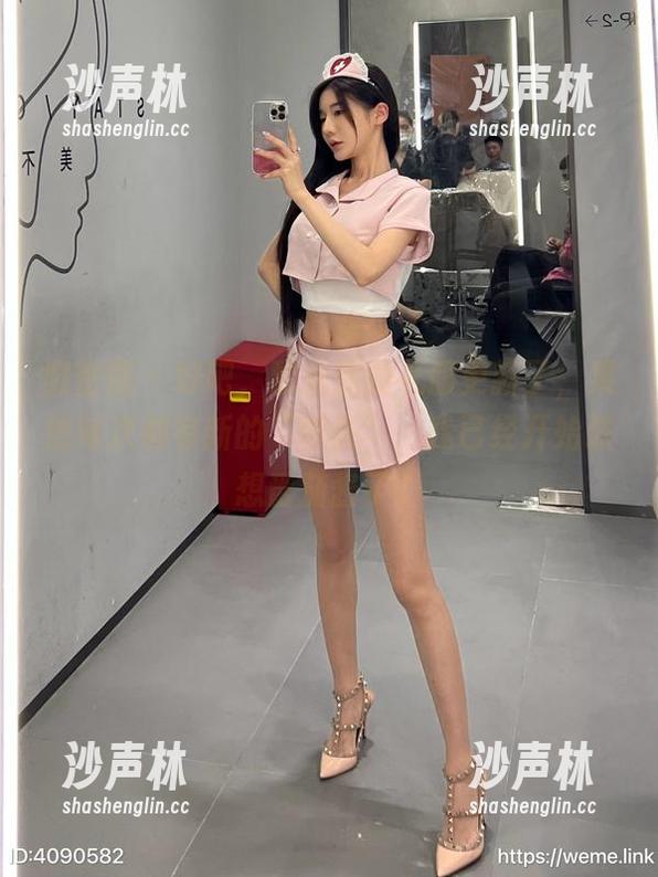 黎允熙 微密圈 - 好吧,黎允熙的礼服更新了,果然每次都有新的“噱头”,我已经开始联想番茄酱了。